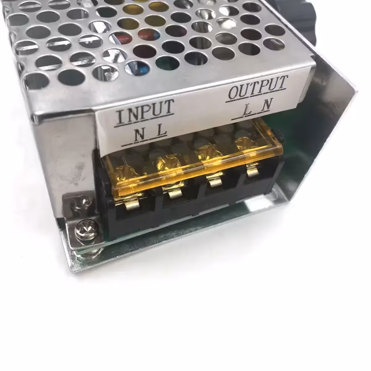 Attēls ar AC ieejas un izejas savienojumiem