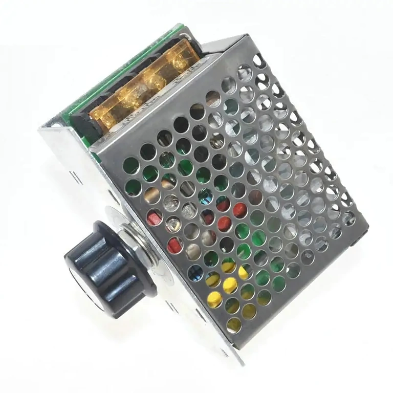 Skats no augšas – AC 4000W sprieguma regulators Skats no augšas uz elektroinstrumentu apgriezienu regulatoru