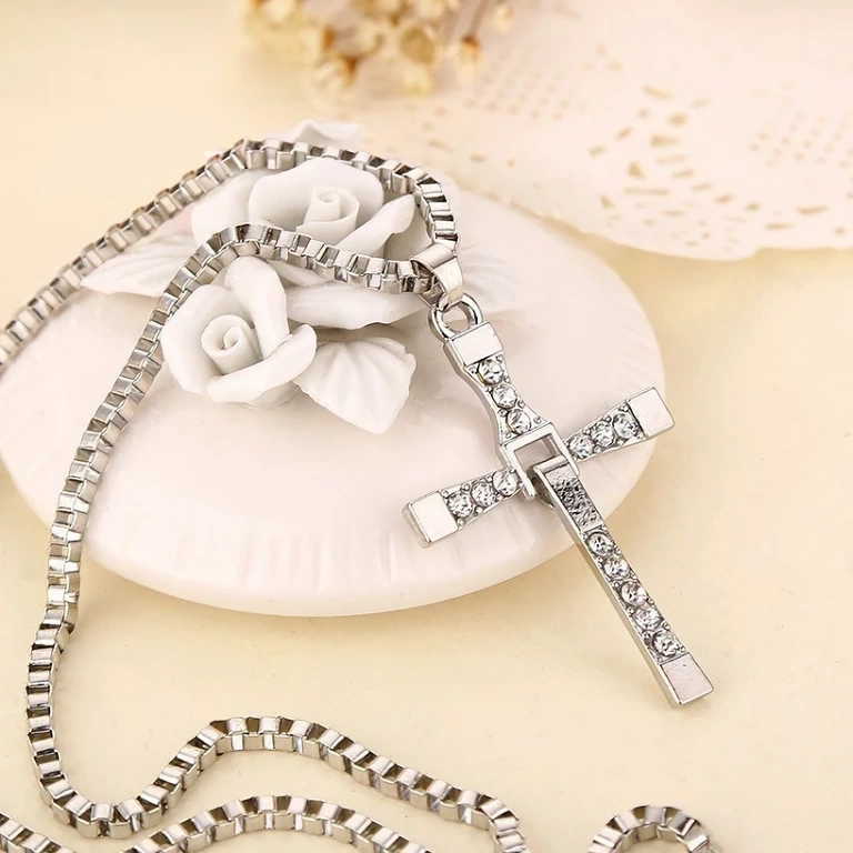 Auto un urban aksesuārs – krusts ar sintētiskajiem akmeņiem