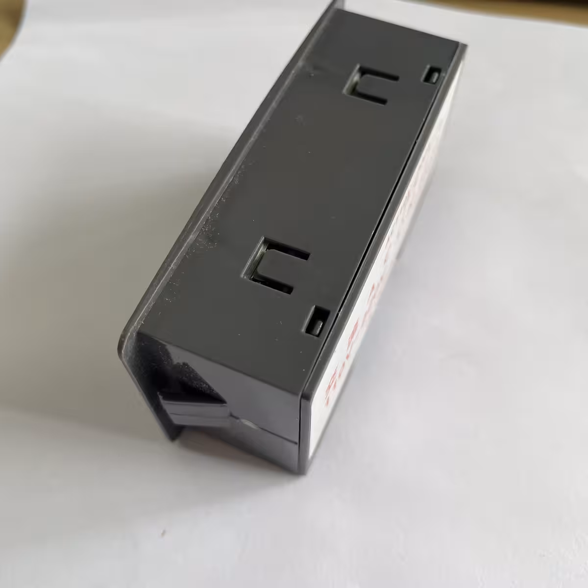 Ierīce aizkavēšanās regulēšanai elektriskajos ķēdēs