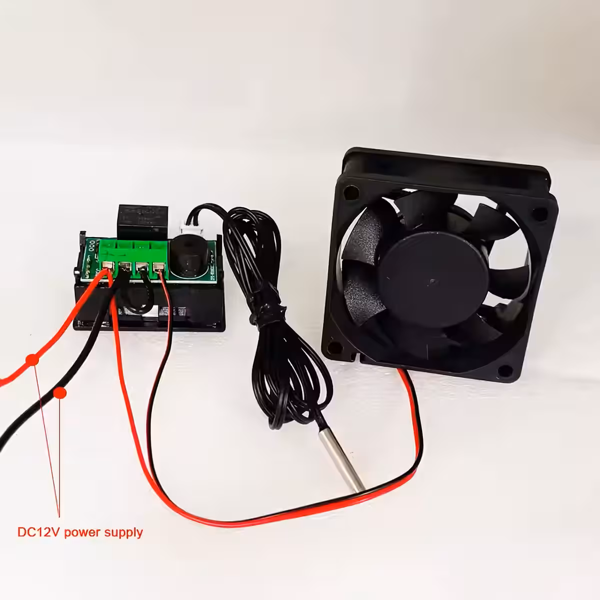 Ventilatora pieslēguma piemērs termostatam temperatūras kontrolei