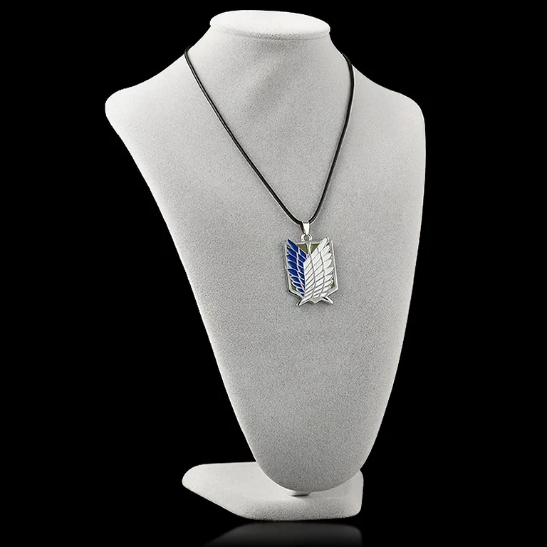 Sudraba kaklarota ar Attack on Titan medaljonu – ideāli anime faniem