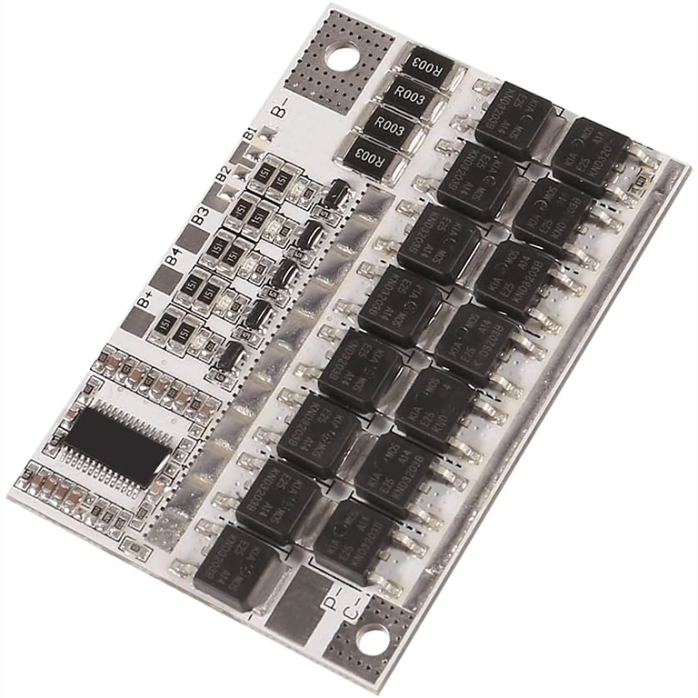 BMS 5S 100A plates priekšpuses detalizēts attēls, skaidri redzamas elektroniskās detaļas