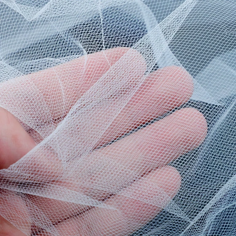 Balts plīvurs ar ķemmi, ideāli vieglām frizūrām vai bulciņām