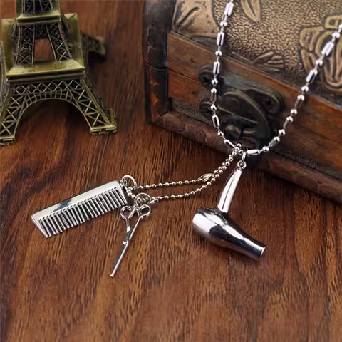 Friziera kulons ar šķērēm, ķemmi un fēnu – Dāvana barberam vai frizierim
