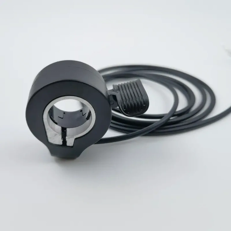 Ergonomisks rokturis precīzai kontrolei elektriskajā skūterī