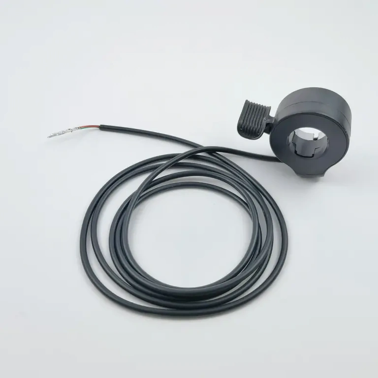 Paātrinājuma roktura vadu detaļas: sarkans 5V, melns GND, zaļš signāls