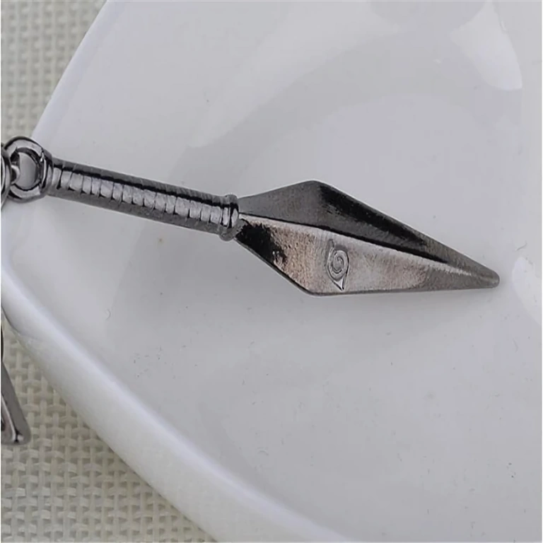 Metāla Kunai kulons uz ādas ķēdītes