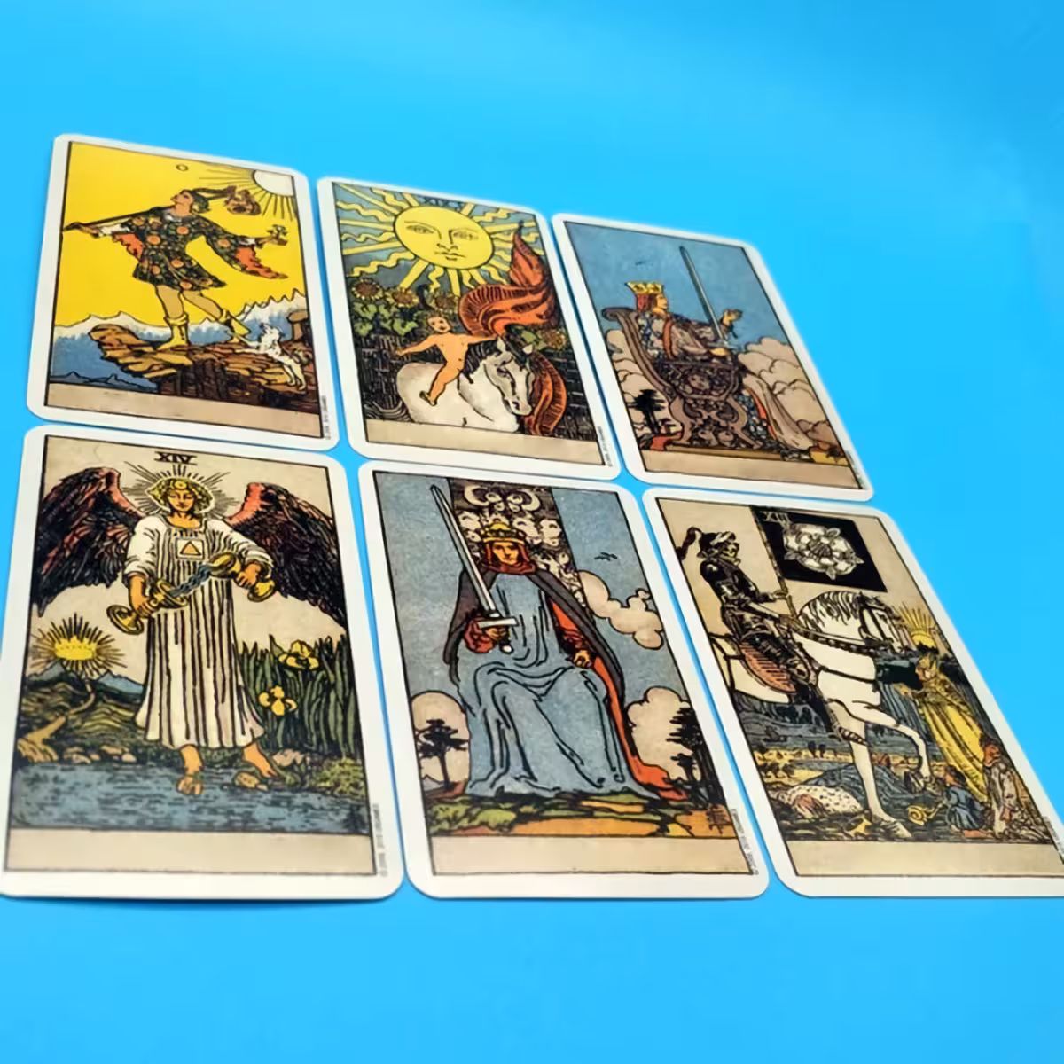 Lielie un Mazie Arkāni tarot komplektā lasīšanai un interpretācijai