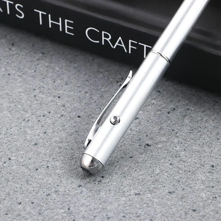 Sudraba pildspalva ar iebūvētu gaismu ziņojumiem tumsā