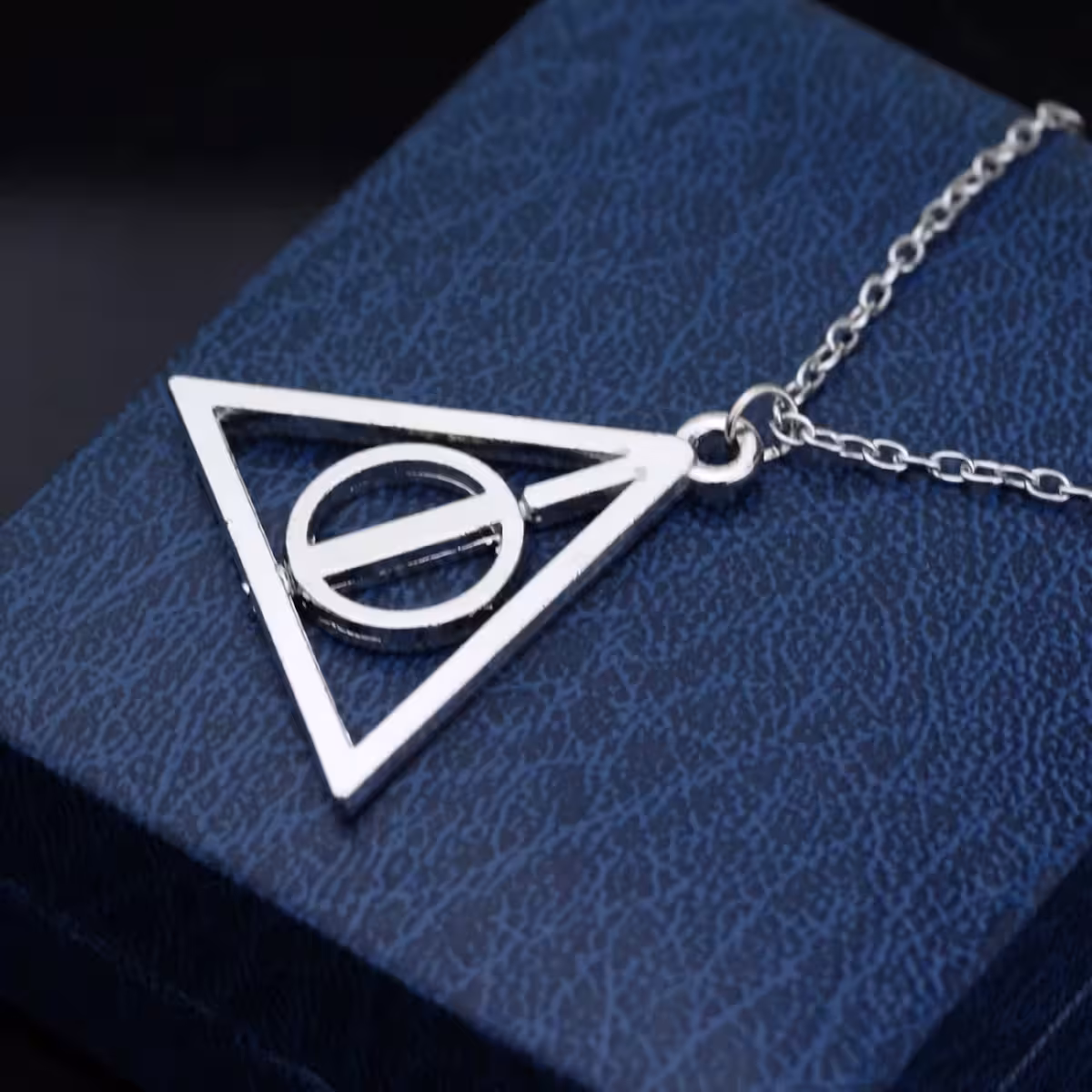 Fanu ķēdīte ar Deathly Hallows simbolu