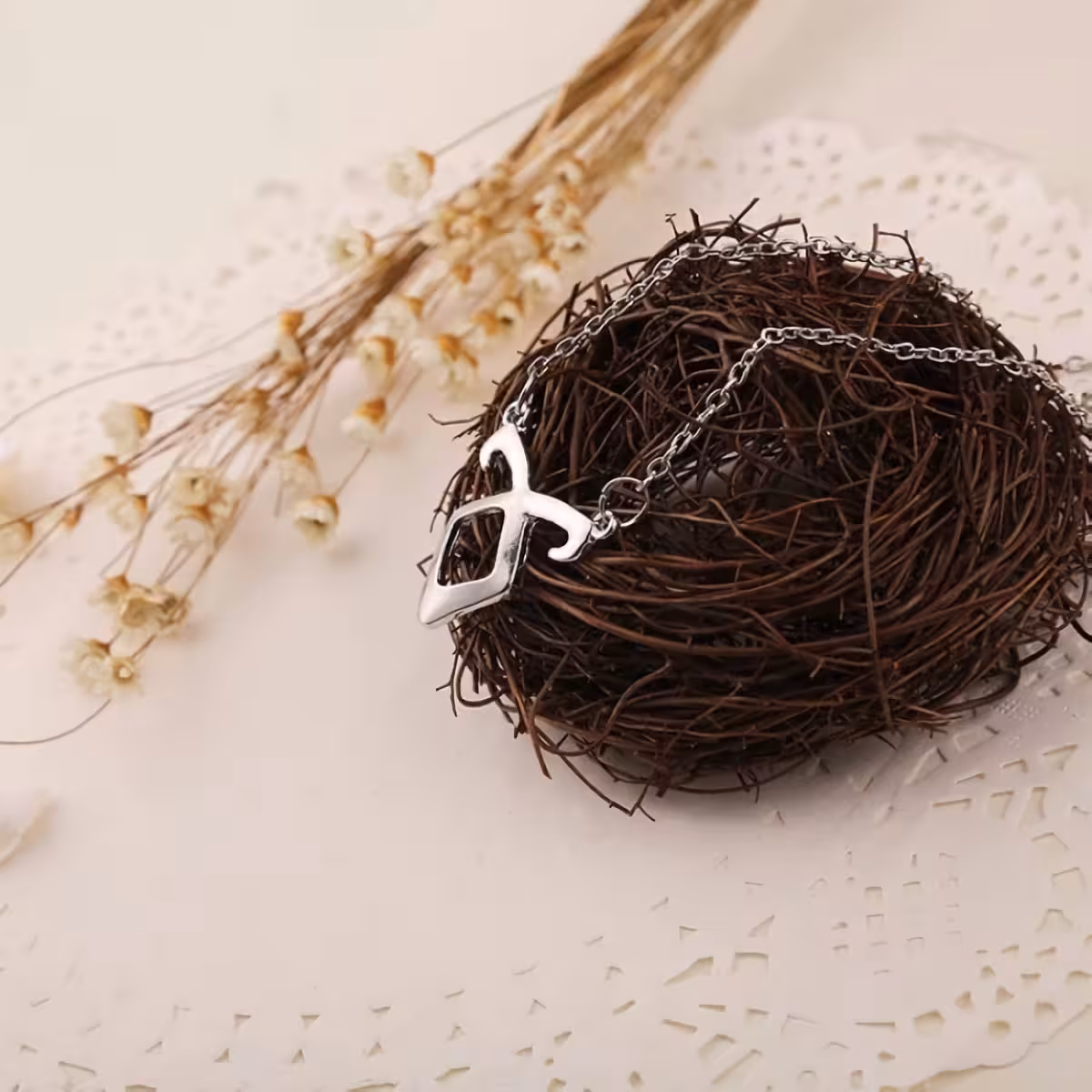 Rune medaljons ar eņģeļa simbolu, no filmas City of Bones