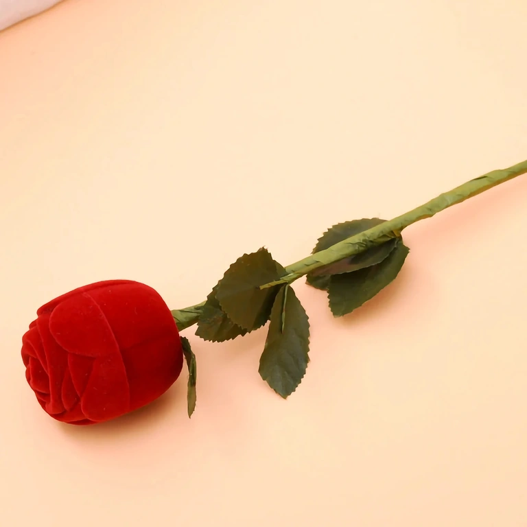 Sarkanā samta rožu kaste auskariem vai gredzenam Sarkanā samta kastīte rožu formā rotaslietām – auskari vai gredzens