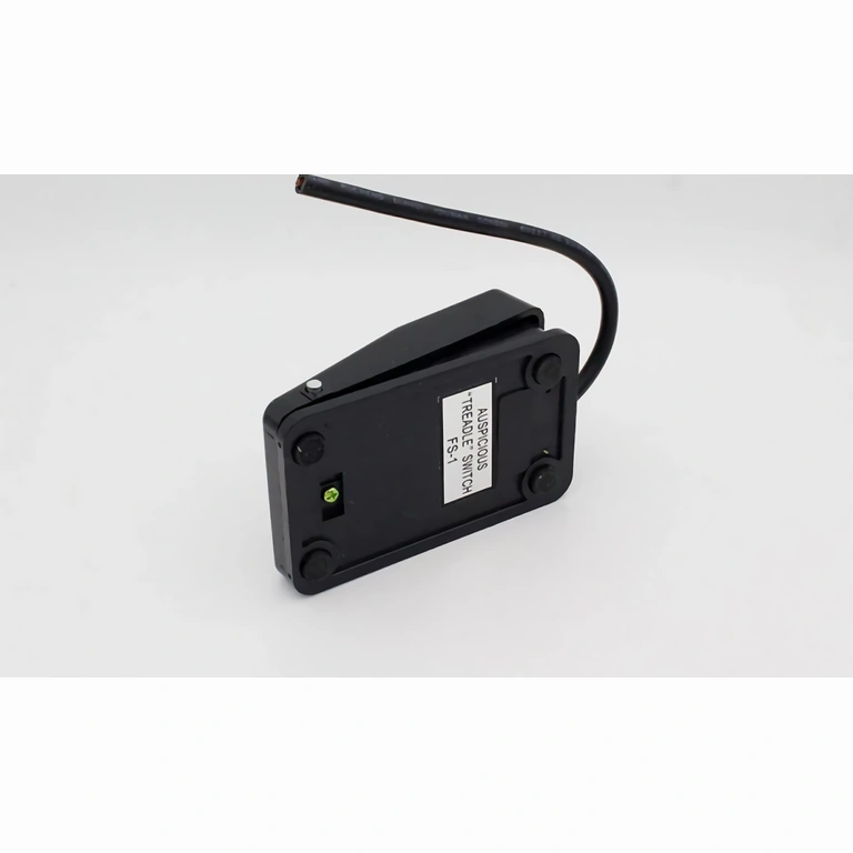 Elektriskais slēdzis ar pedāļa pogu uz kabeļa