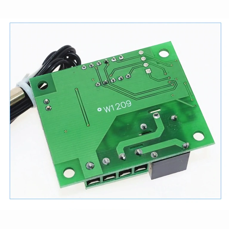 Attēls termostata plates aizmugurē ar savienojuma tapām