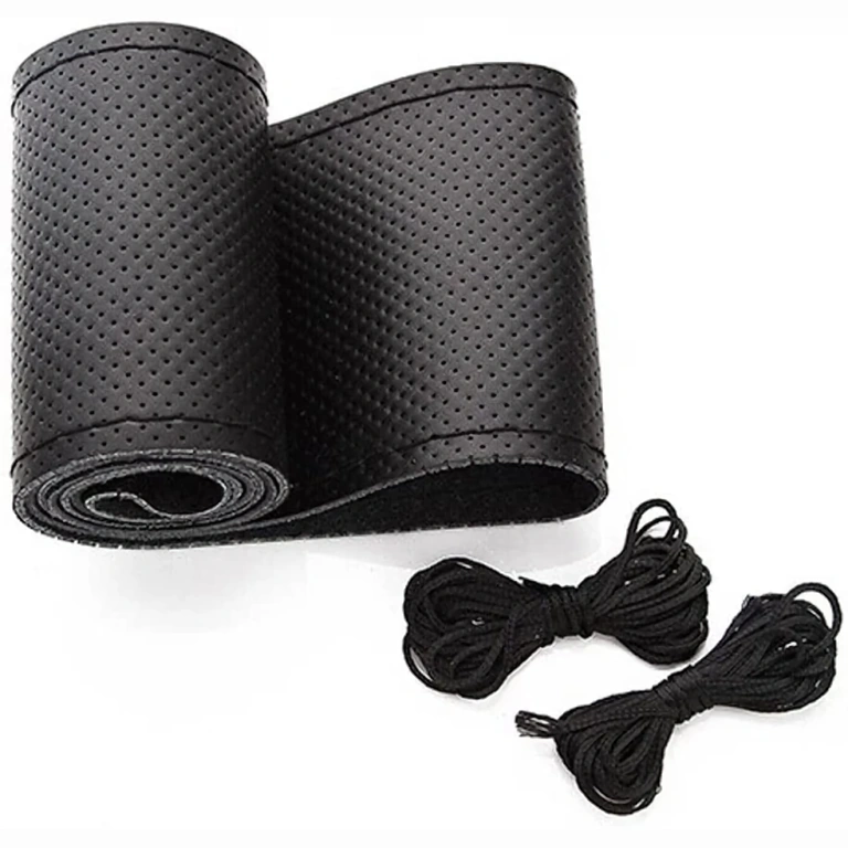 Melns ādas stūres pārvalks ar rokām šūtu, elegants izskats