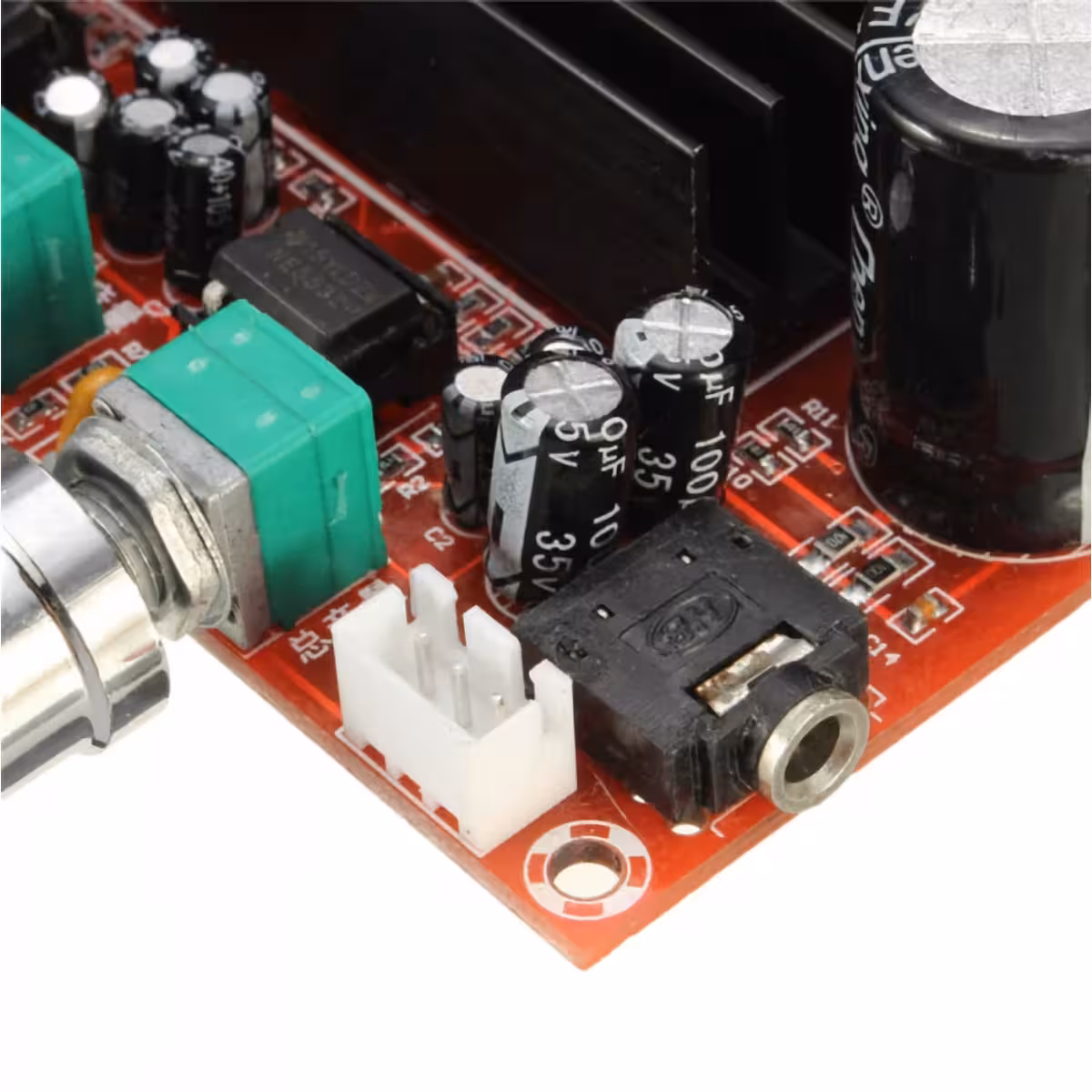 Barošanas porti un skaļruņu izejas XH-M139 moduļa aizmugurē