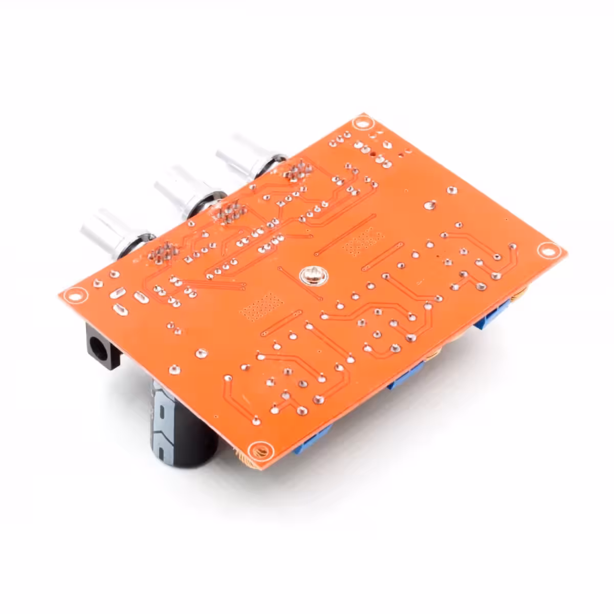 XH-M139 audio moduļa aizmugure ar konektoriem un trasēm