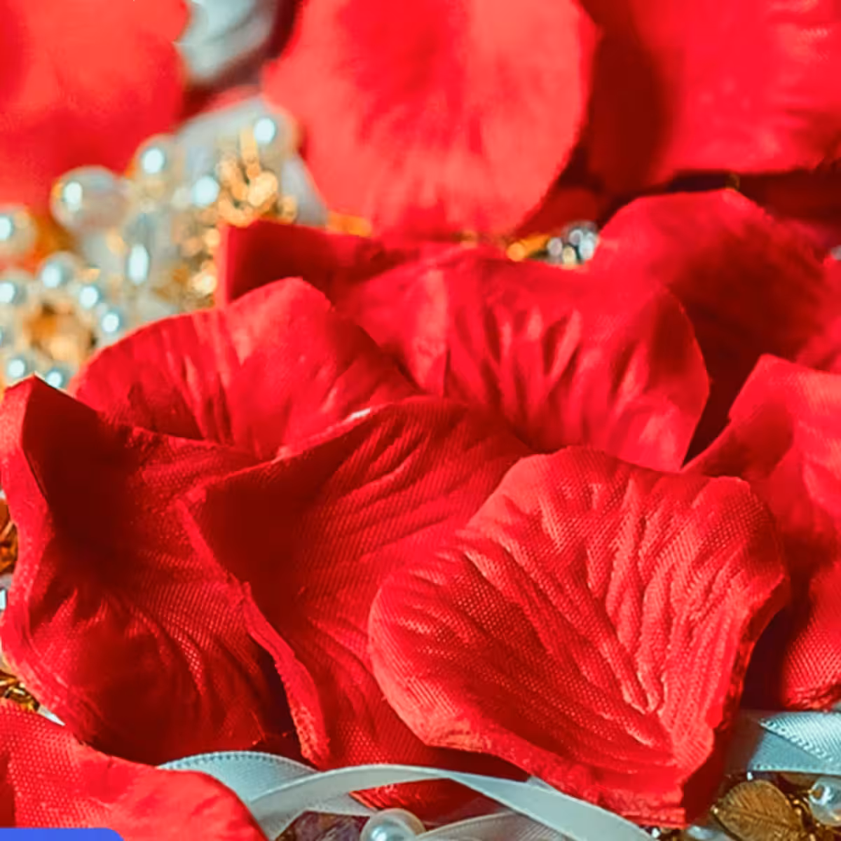 Sarkanas mākslīgās rozes ziedlapiņas jubilejām un īpašiem brīžiem