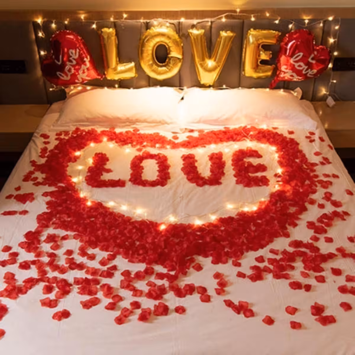 Radiet intīmu atmosfēru ar sarkanām mākslīgām rožu ziedlapiņām