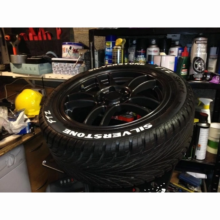 Marķieris ar baltu krāsu un 2 mm biezuma galu rakstīšanai