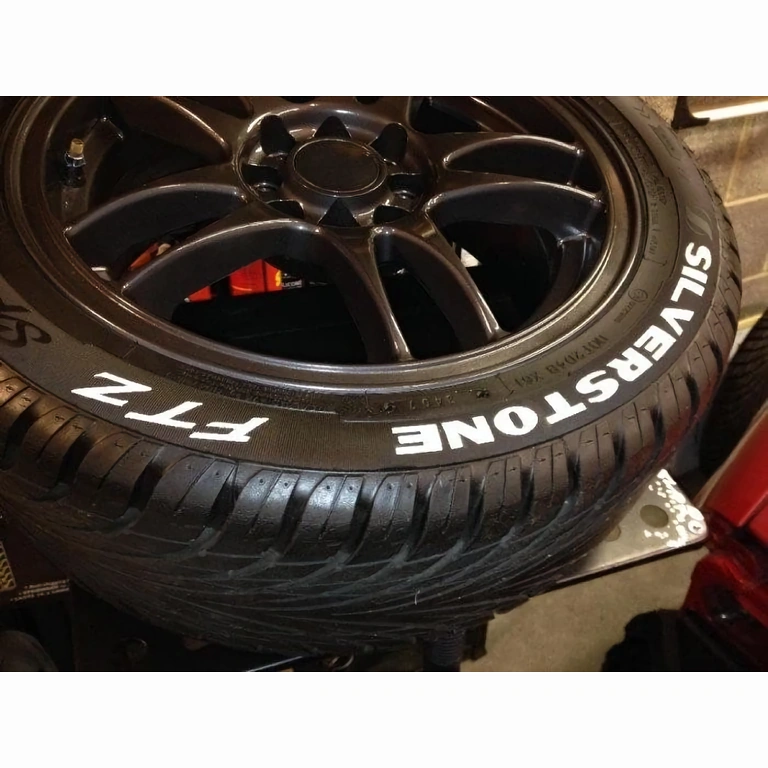 Pastāvīgs balts marķieris ar ātru žāvēšanu skaidrai rakstīšanai