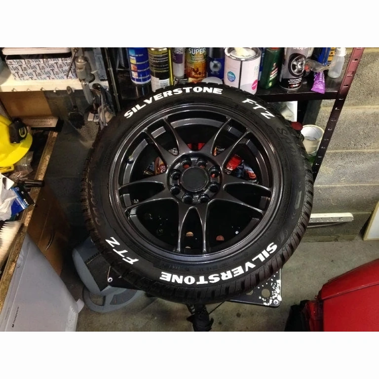 Izturīgs balts marķieris rakstīšanai uz riepu sānu malas