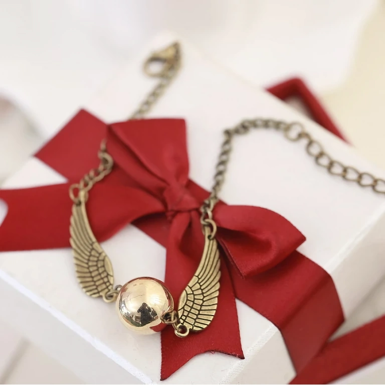 Tematiskā aproce no Harija Potera sērijas – modelis ar Snitch