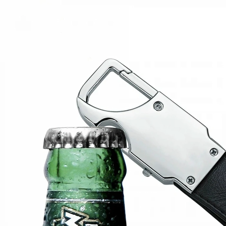 Melns ādas atslēgu piekariņš ar integrētu pudeles attaisāmo