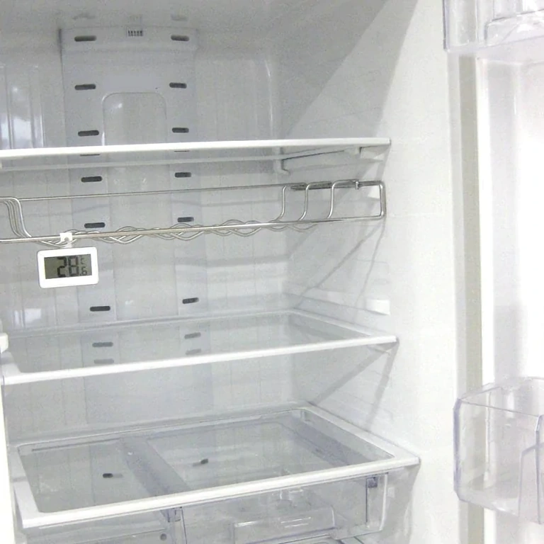 Elektroniskais termometrs, kas iztur mitrumu vannasistabā vai virtuvē