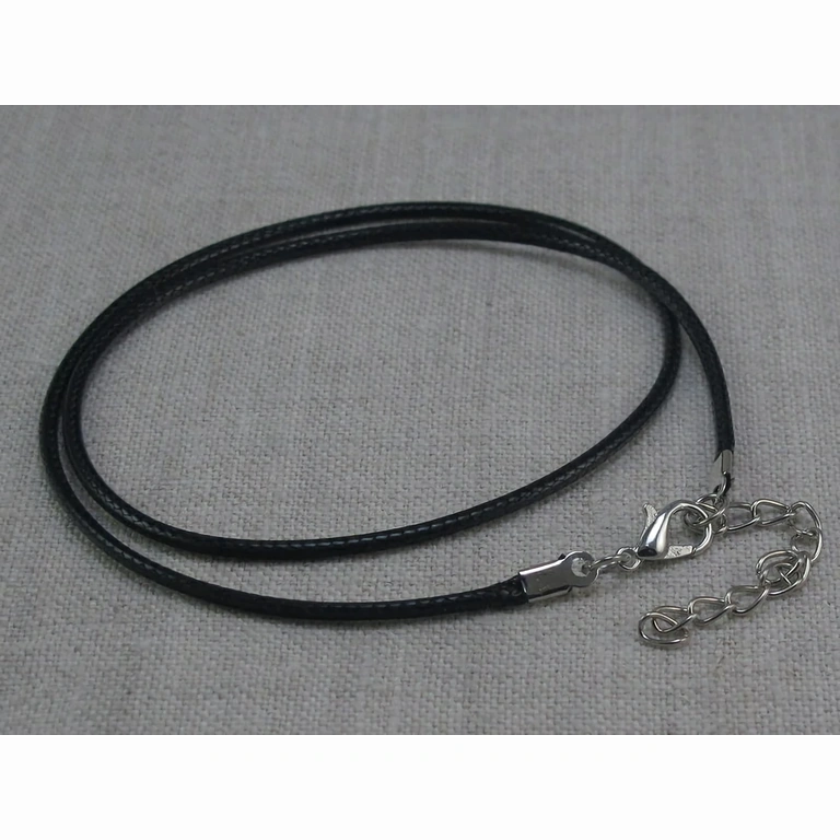 Kulons ar rozā kristālu un ādas auklu – maigā un aizsargājošā enerģija