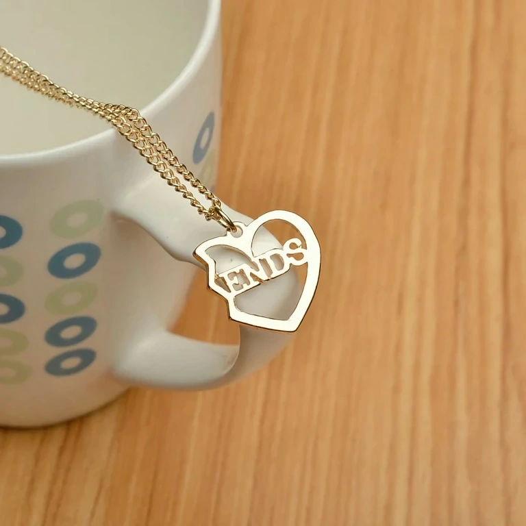 Trīs zelta kaklarotas labiem draugiem – sirds kuloni