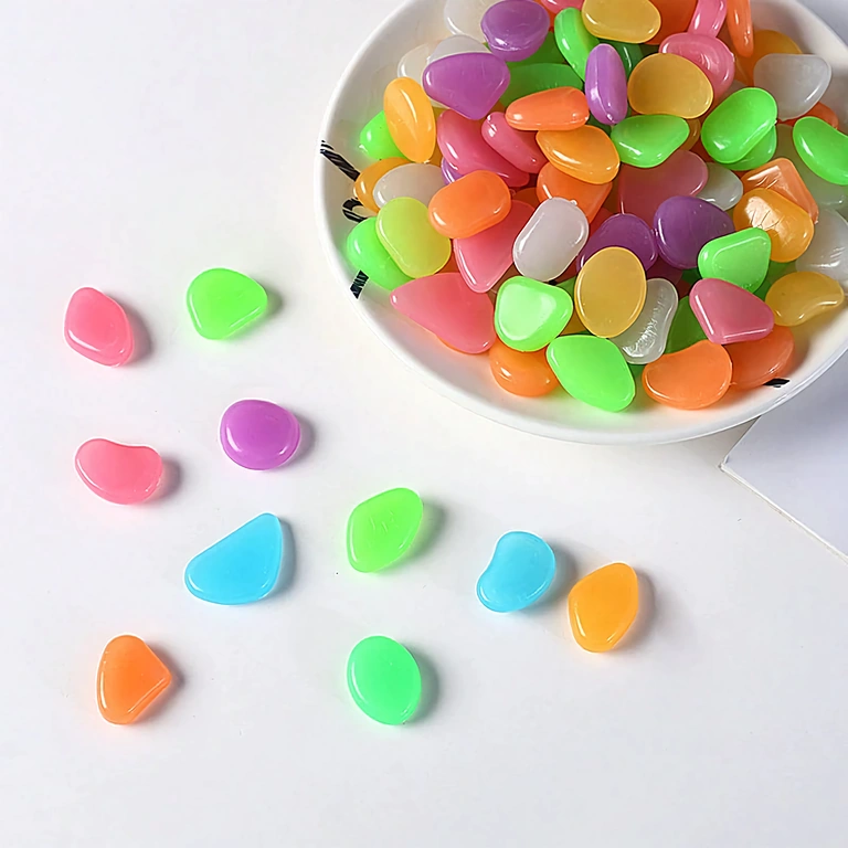 Dekoratīvs komplekts ar 100 fosforescentiem akmeņiem