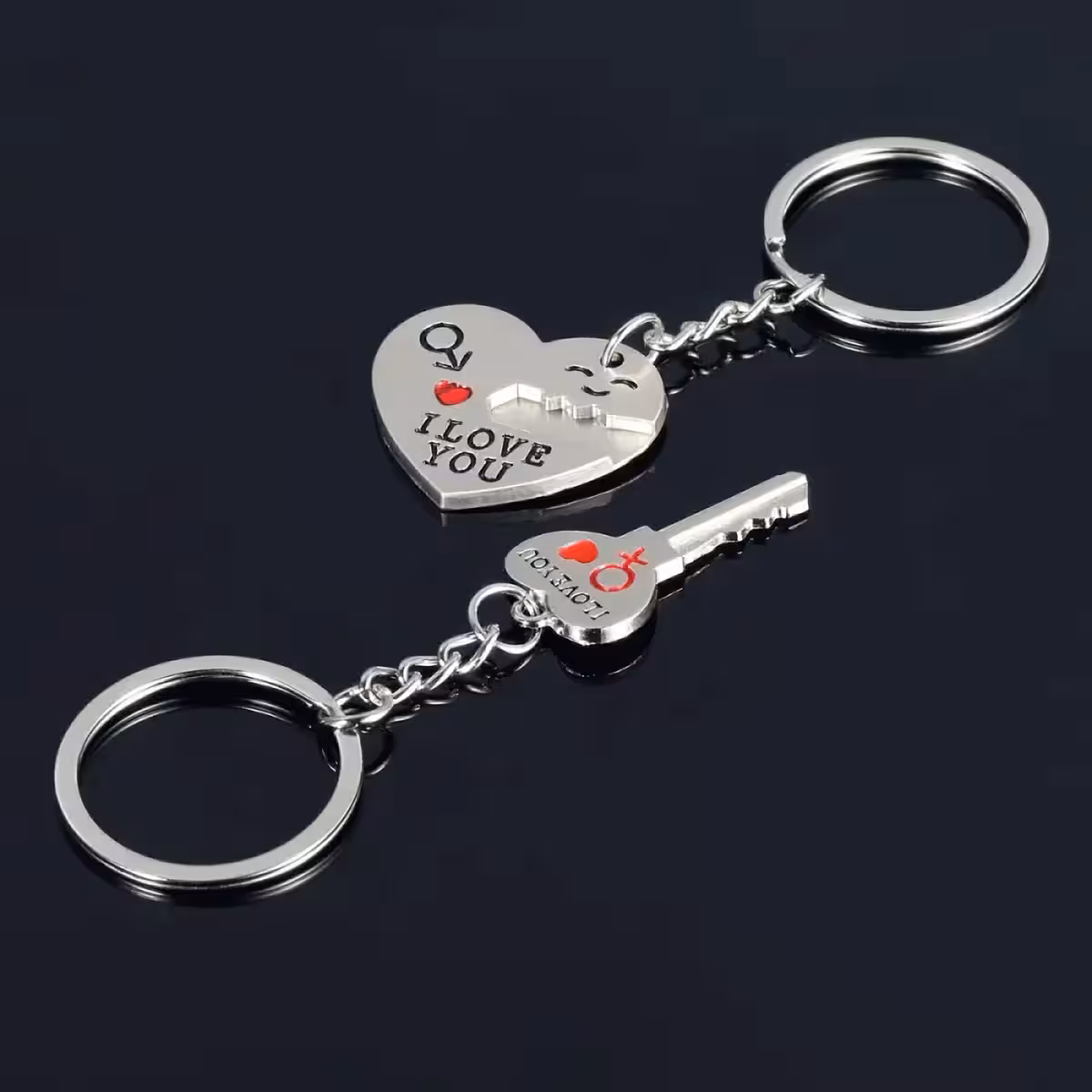 Elegants atslēgu piekariņš ar sirdi un atslēdziņu no izturīga sakausējuma