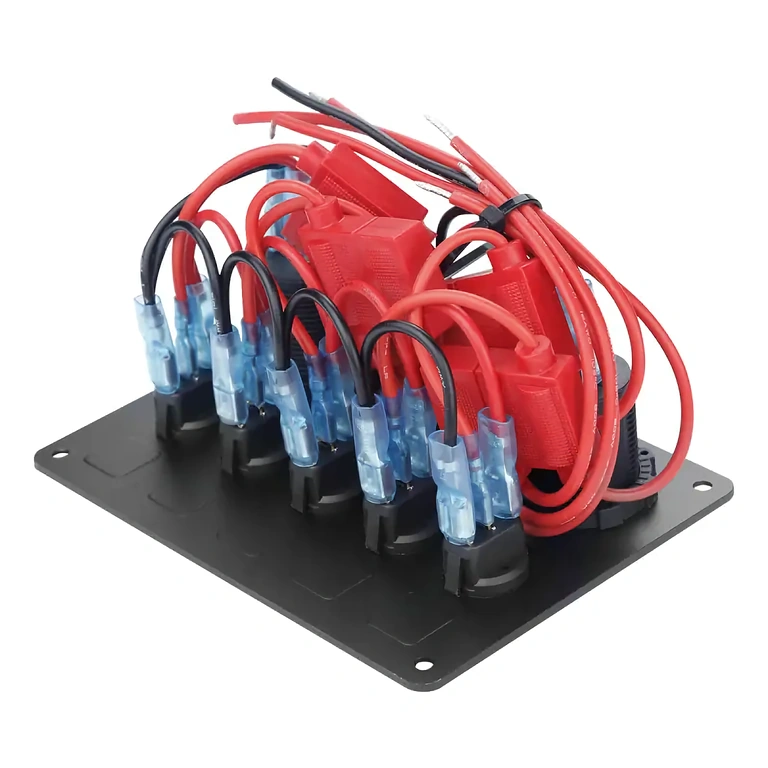 Auto panelis ar IP65 aizsardzību, slēdži ar drošinātājiem, ideāli piemērots mitrai vai putekļainai videi