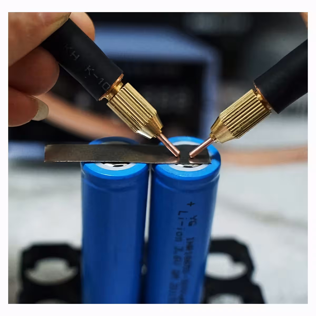 800A punktveida lodēšanas aparāts Li-Ion un Ni-CD baterijām