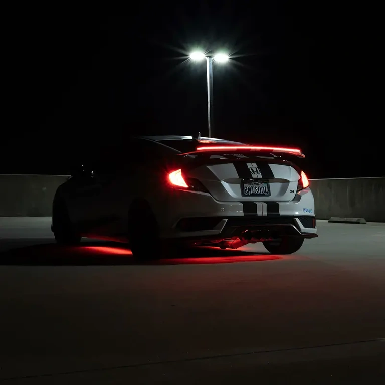 Spoileris ar LED gaismu bremzēšanai, uzstādīts bagāžniekā