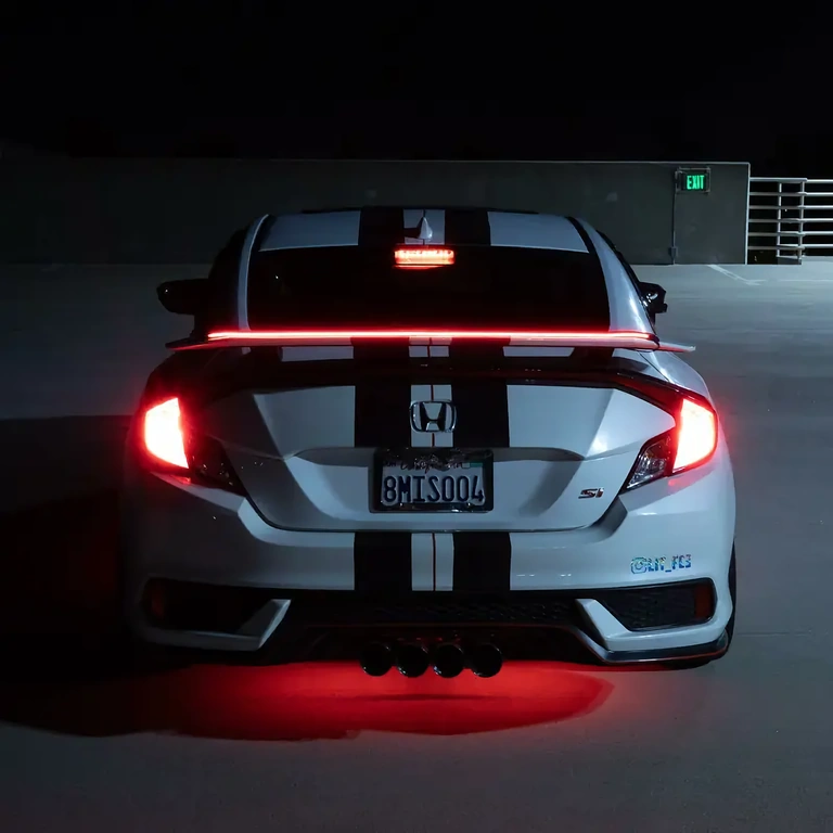 Spoileris bagāžniekam ar LED joslu un integrētu bremžu gaismu