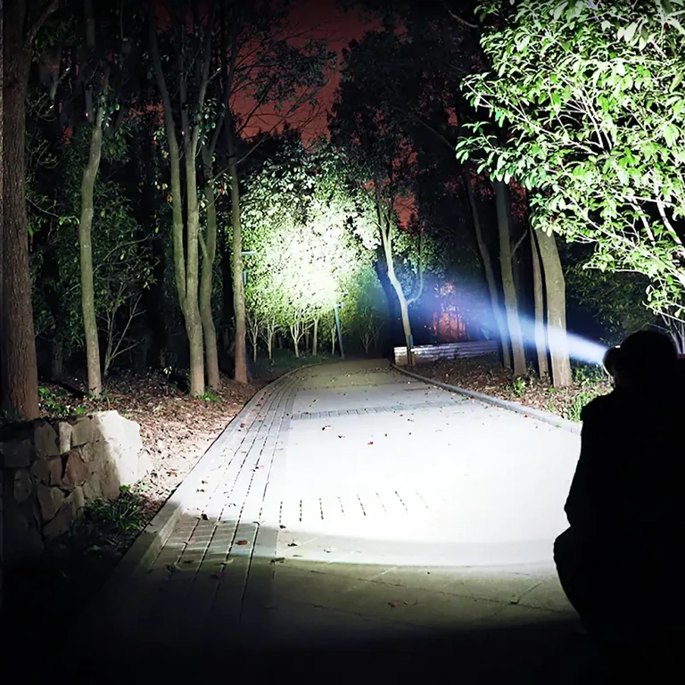 LED priekšējais lukturis darbam un aktivitātēm tumsā