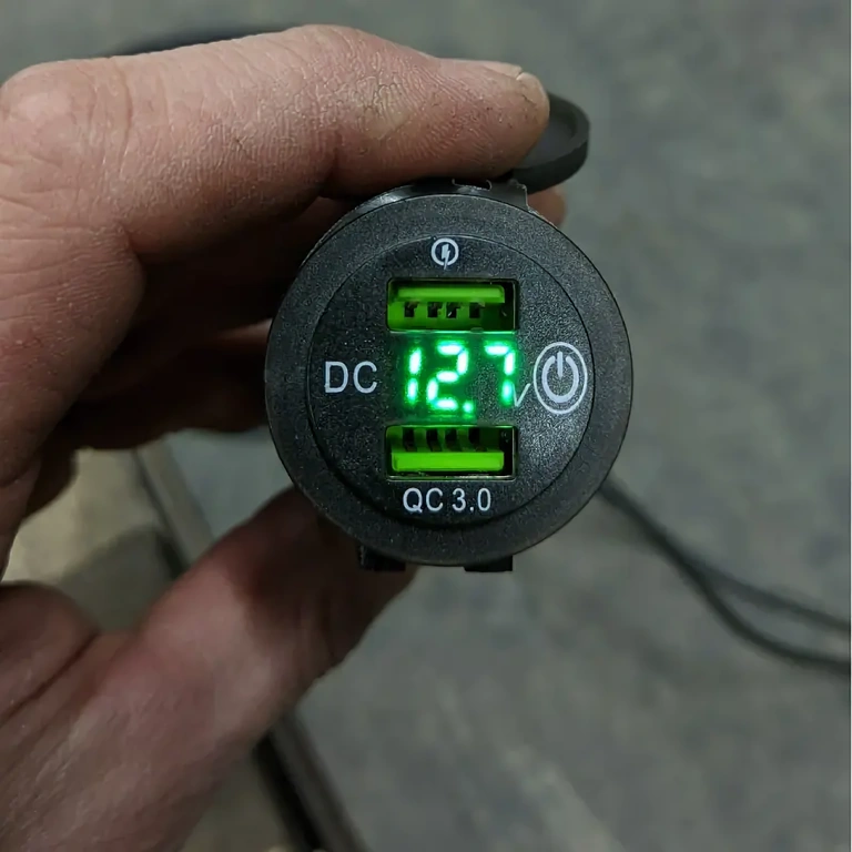 USB lādētājs ar diviem portiem motocikla un velosipēda stūrei