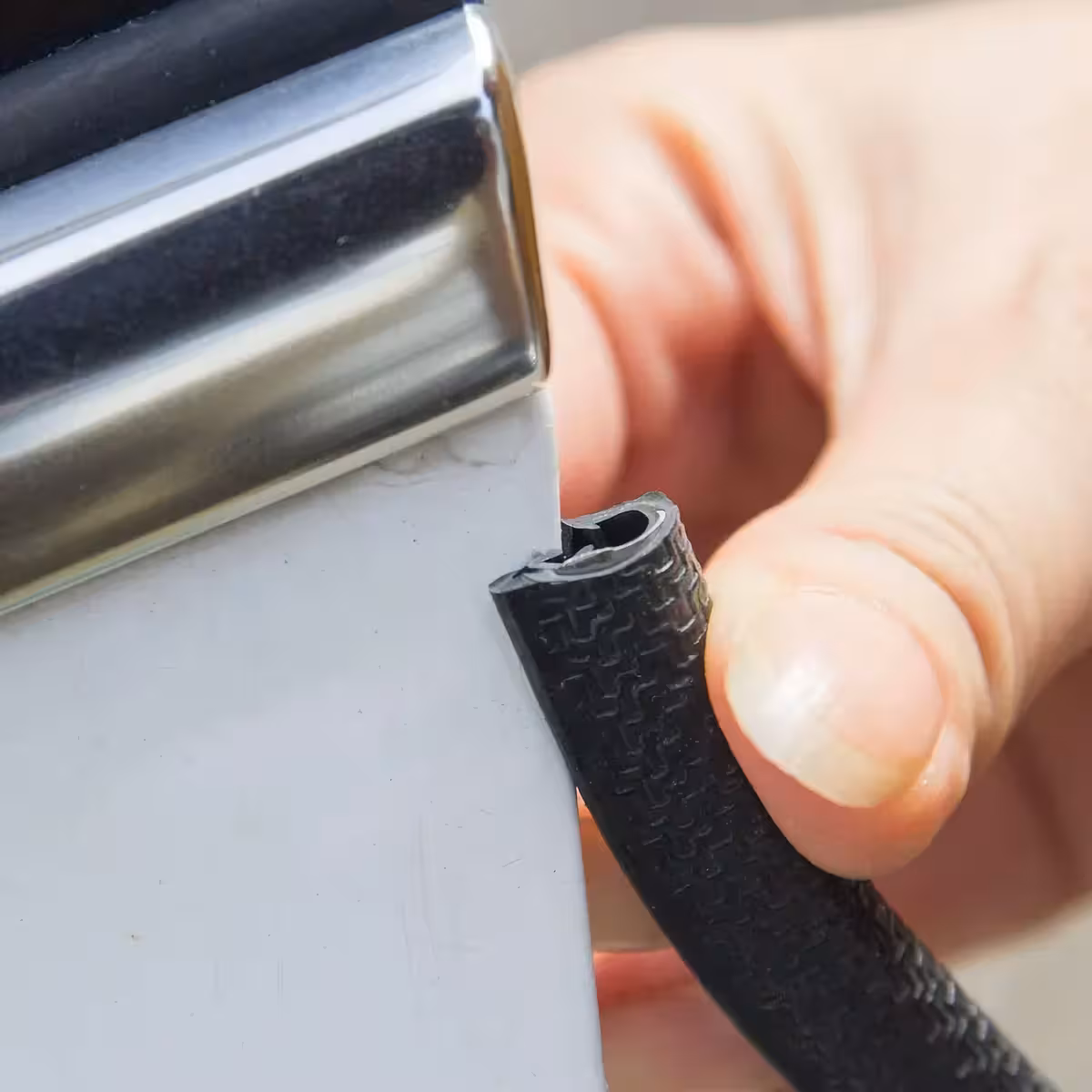 Elastīga aizsardzības lente durvju malai