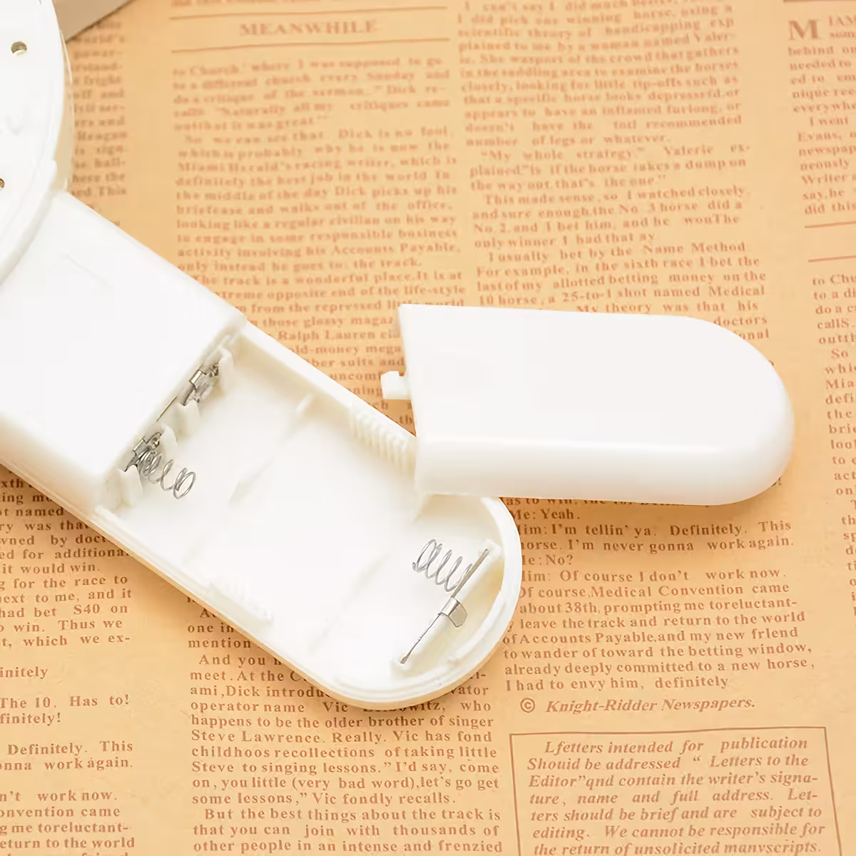 Lupa ar balto un UV LED, darbojas ar 2 AAA baterijām (nav iekļautas)