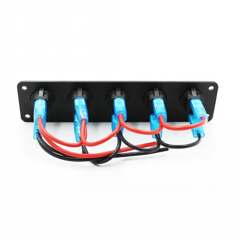 Aizmugures pieslēguma detalizācija Elektriskie savienotāji paneļa aizmugurē