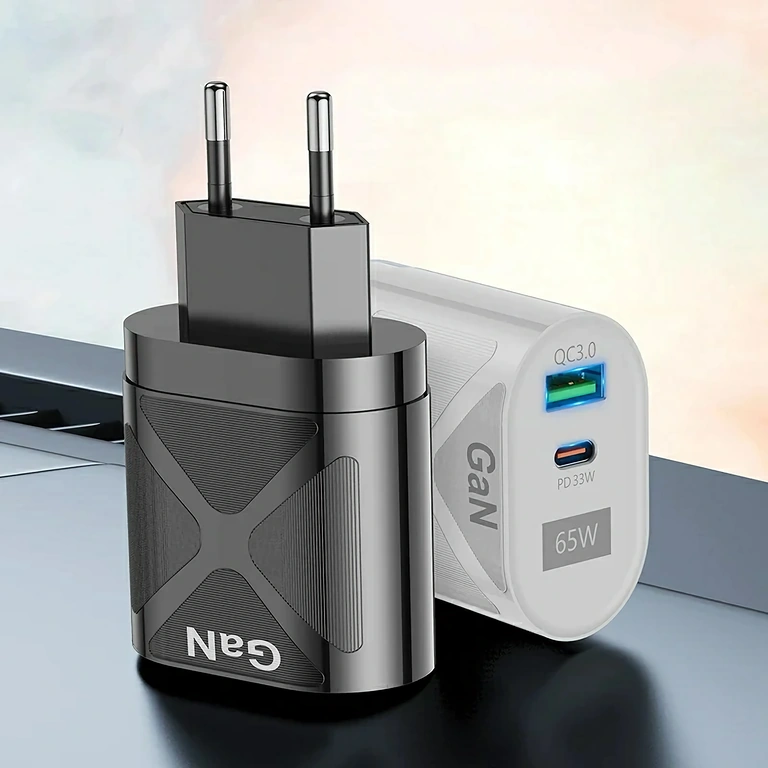 Lādētāja PD+QC3.0 priekšpuses skats GaN lādētājs ar Power Delivery un Quick Charge 3.0 – priekšskats