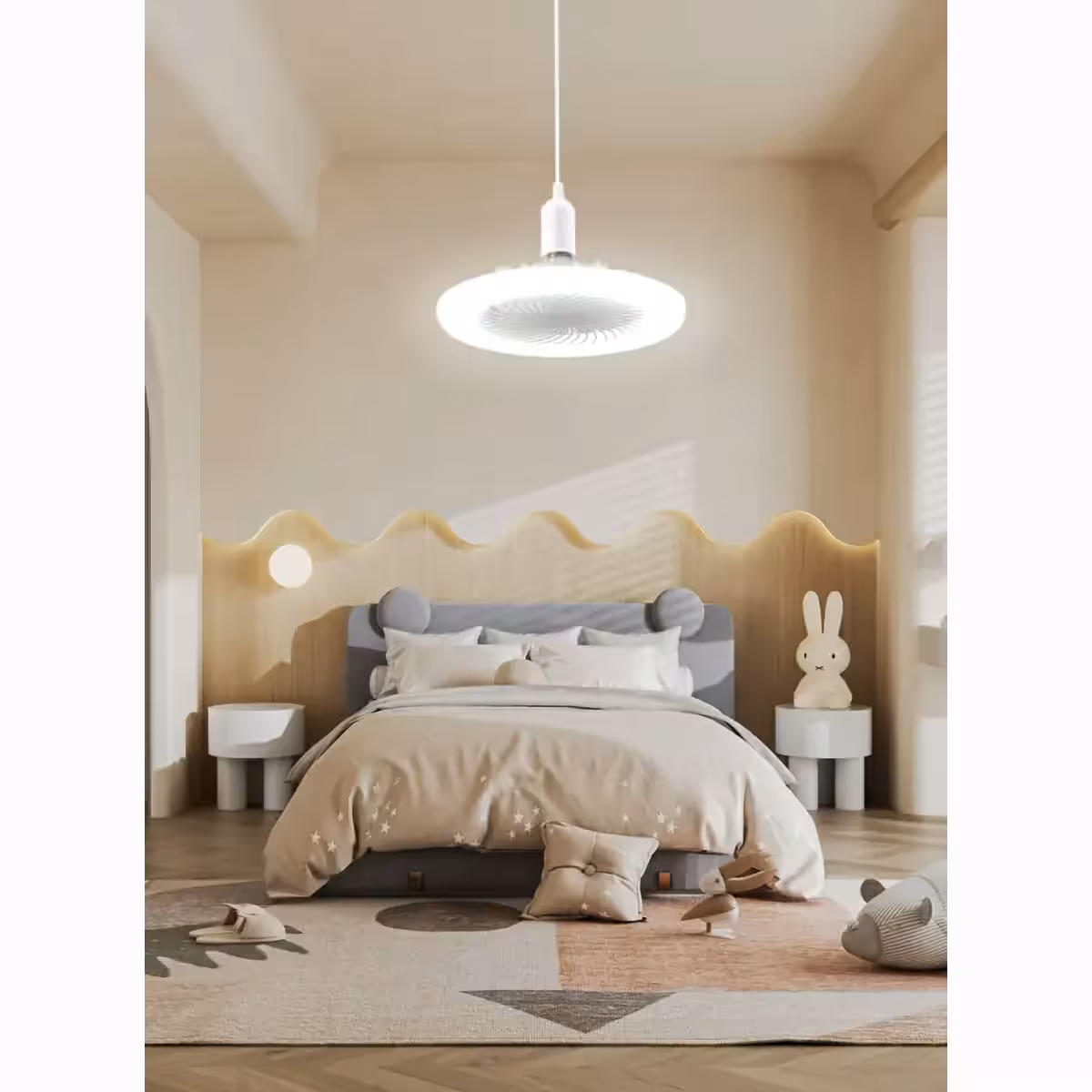 Griestu ventilators ar regulējamu gaismu un viedo funkciju, uzstādīts telpā