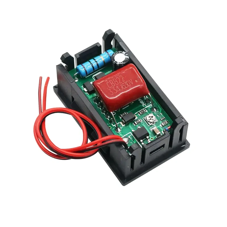 Skats no aizmugures uz voltmetra elektroniskajām komponentēm