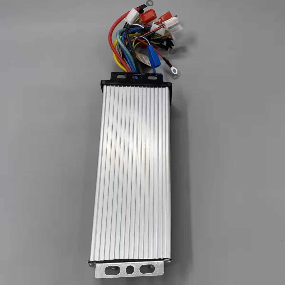 Kontrolieris ar pārsprieguma, pārslodzes un temperatūras aizsardzību