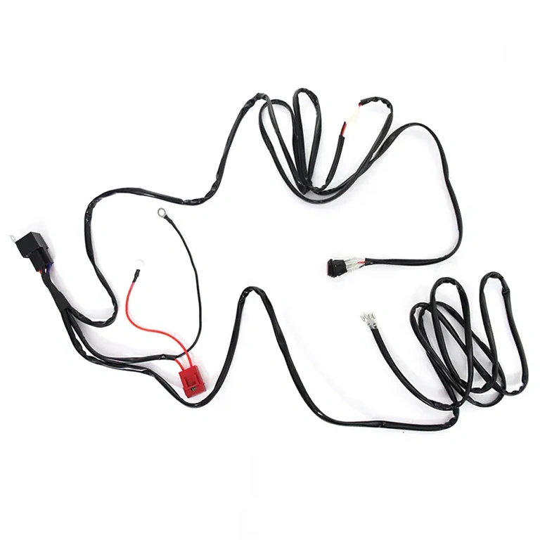 Vadu sistēma LED prožektoriem uz traktora