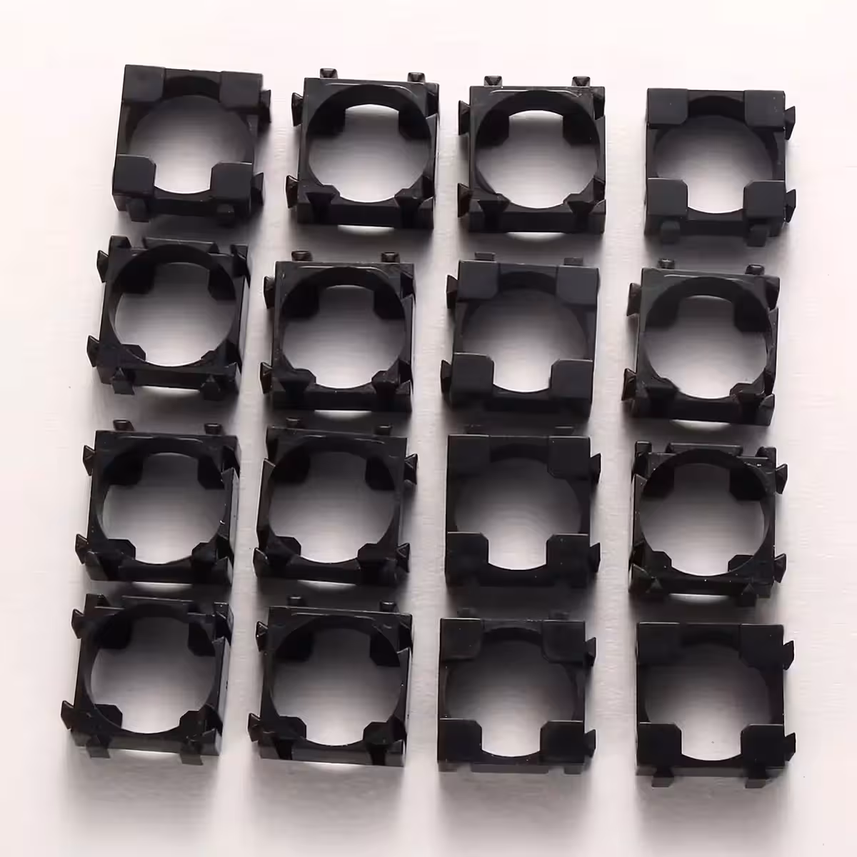 Sešpadsmit modulāri 18650 Li-ion šūnu turētāji bateriju bloku veidošanai