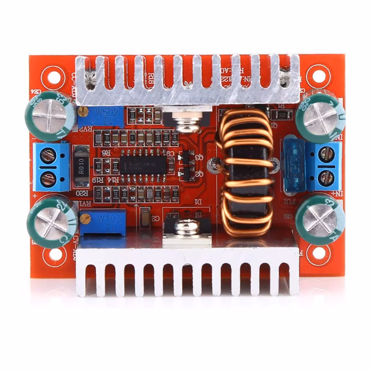 Step-up Boost DC 400W moduļa priekšpuses skats ar redzamām ostām un savienojumiem
